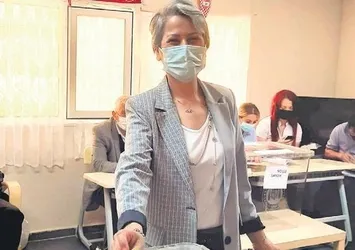 Serdar muhtarın emanetini eşi devraldı
