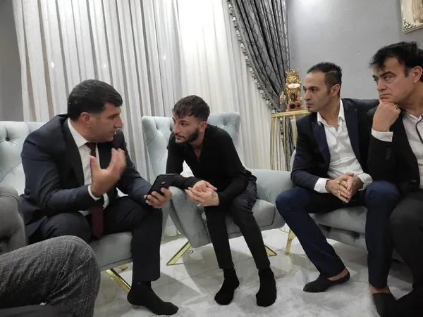 Gaziantep'teki bir düğünde saldırıya uğrayan müzisyen Erdal Erdoğan HDP'nin provokasyonuna geçit vermedi: Türk-Kürt sorunu yoktur! Hepimiz kardeşiz - 1