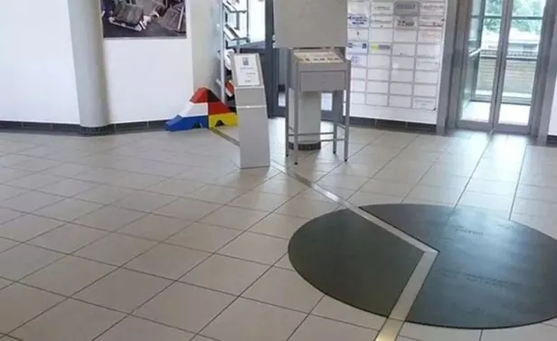 Sınır kafenin ortasından geçiyor! Görenleri hayrete düşüren dünyanın en ilgin ülke sınırları - 11