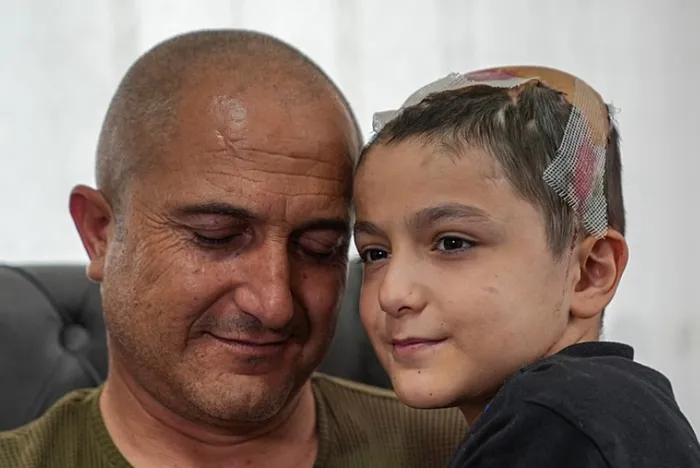 Köpeklerin saldırısında yaralanan Tunahan’ın babasından muhalefet vekillerine sert tepki! CHP’li vekil ’sen kimsin’ diyerek kovmuştu | Acılı baba o anları anlattı