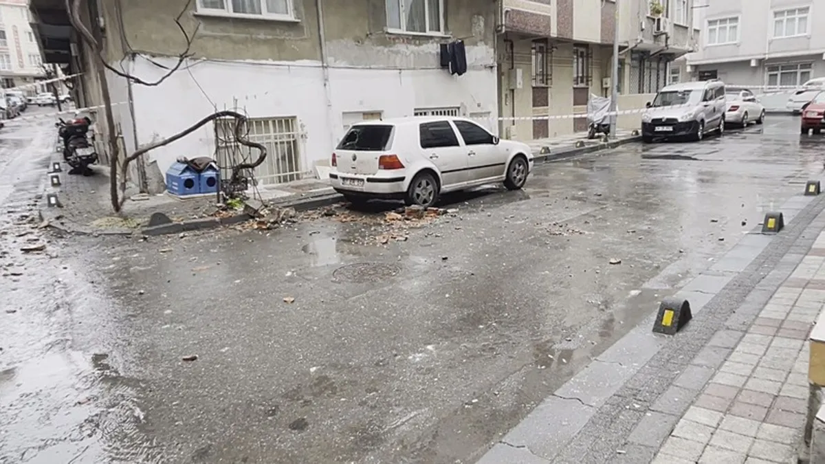 Bağcılar'da bir binanın çatısı çöktü: 2 araç hasar aldı