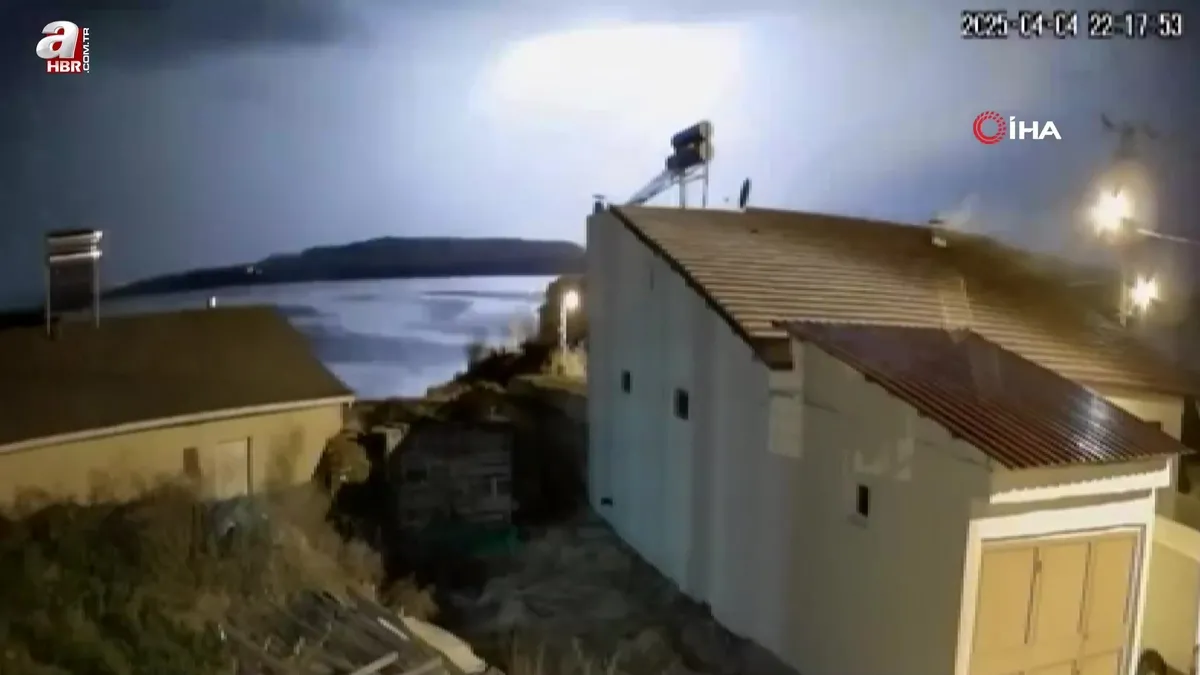 Elazığ’da şimşekler geceyi aydınlattı