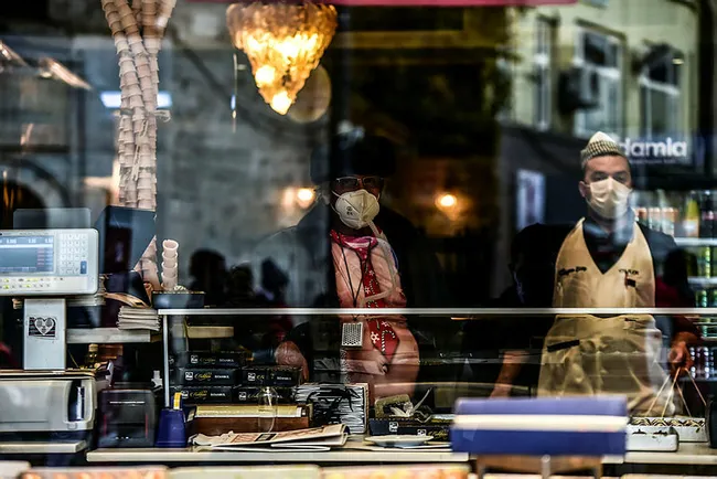 Taksim'de garip giyimli turist! Herkes onu izledi - 2