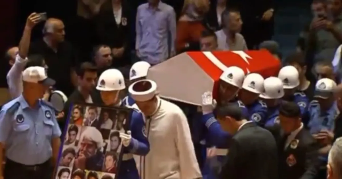 Cüneyt Arkın’a veda! Naaşı AKM’ye getirildi