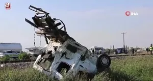 Trenin çarptığı kamyonet paramparça oldu