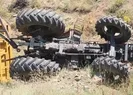 Devrilen traktör altında kalan şoför ağır yaralı