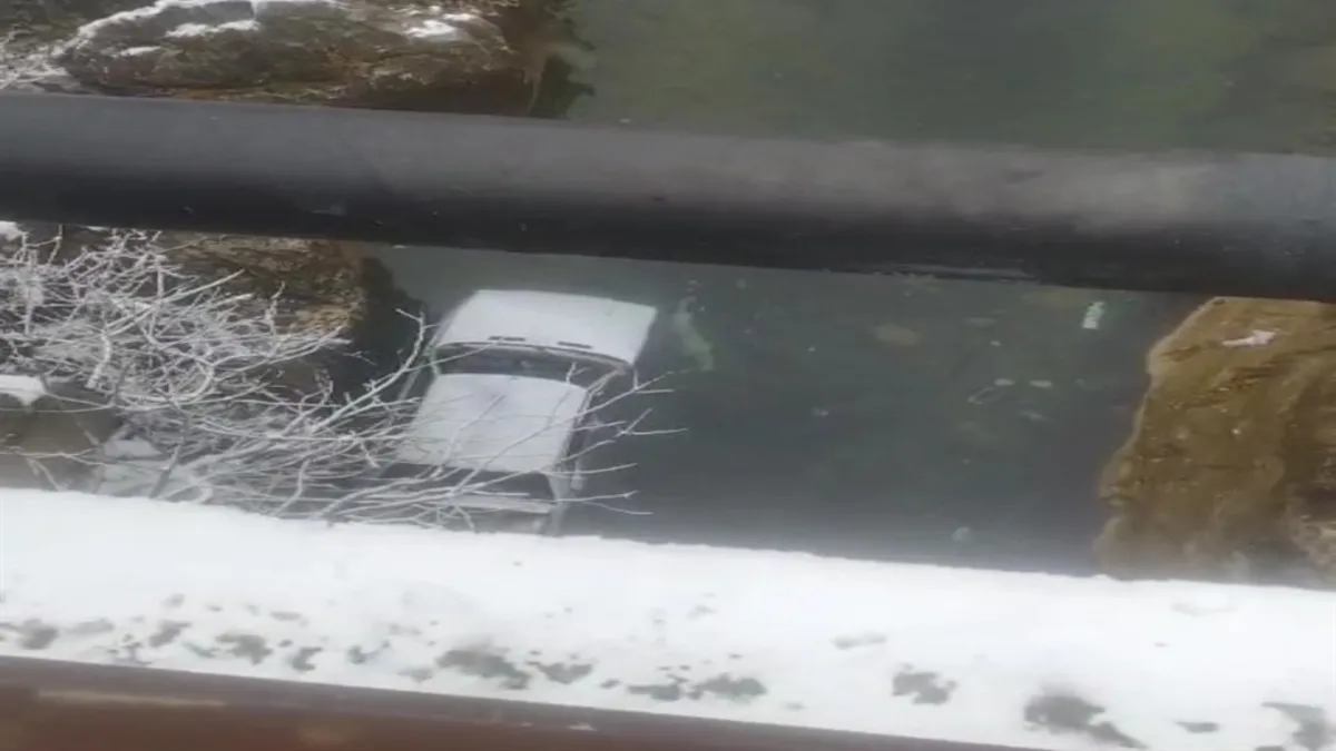 Diyarbakır'da otomobil köprüden çaya düştü: 4 yaralı