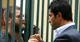 Kenan hep bir gömlek üstün!