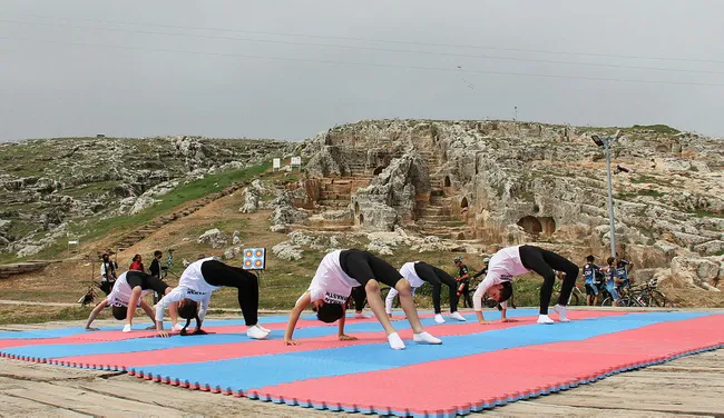 perre-antik-kentinde-tarih-ve-spor-bulustu-1650284023198.jpg Perre Antik Kenti'nde tarih ve spor buluştu - 3