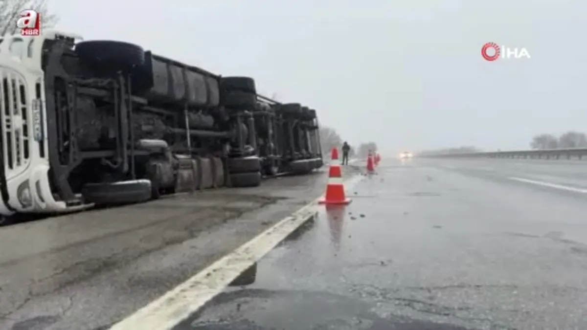 Otoyolda kereste yüklü tır yan yattı