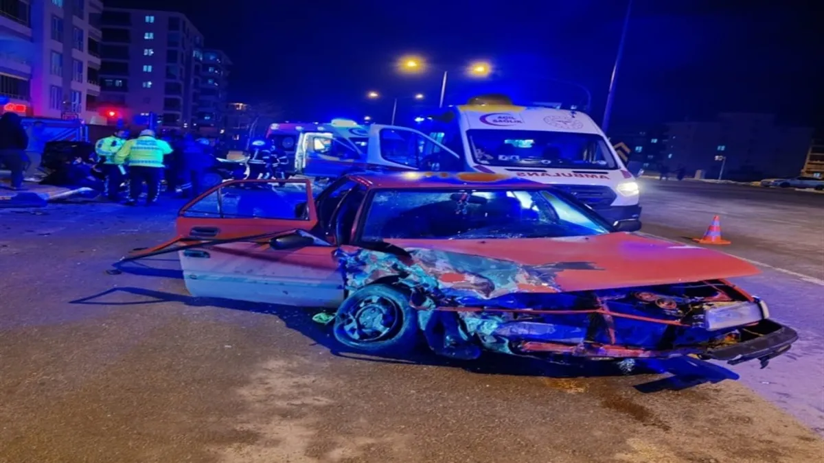 Çorum’da iki otomobil çarpıştı: 4 yaralı