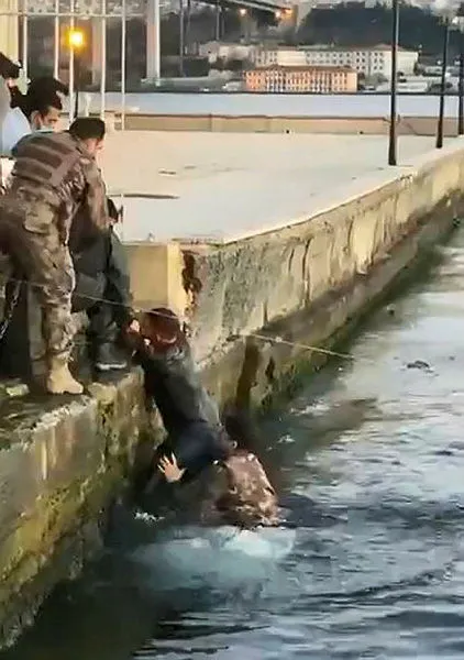 İstanbul’da fotoğraf çeken turist hayatının şokunu yaşadı! Özel Harekat Polisi böyle kurtardı - 4