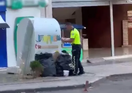 Polisin Türk bayrağı hassasiyeti! İşte o anlar...