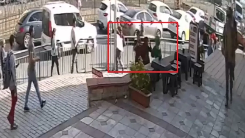 Karaköy’de saldırıya uğrayan başörtülü kızlar esnafa sığındı |Video
