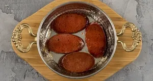 Sucuk kızartırken yarım bardak ekleyin! Lezzetini ikiye katlıyor...