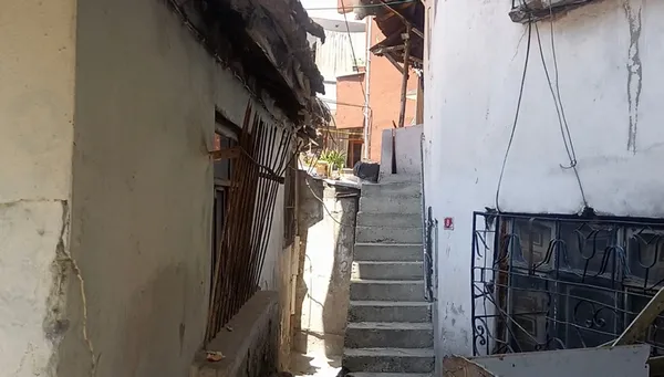 hirsizin-basina-gelmeyen-kalmadi-once-catidan-dustu-sonra-merdivenden-1653552854587.jpg Hırsızın başına gelmeyen kalmadı! Önce çatıdan düştü sonra merdivenden - 8