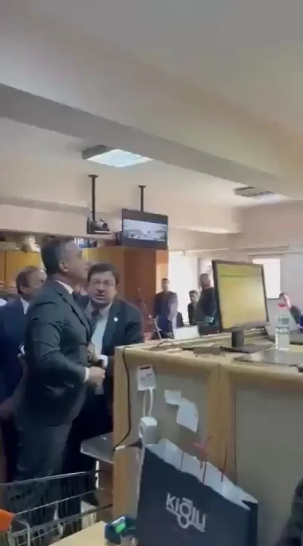 CHP’li Ali Mahir Başarır hakimlerin üzerine yürümeden önce kamera kaydını bekledi! İşte adım adım planlı provokasyon