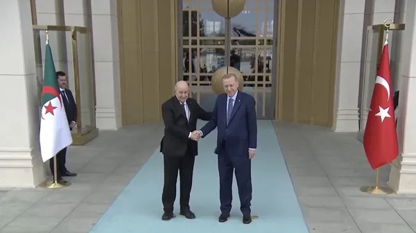 baskan-erdogan-cezayir-cumhurbaskani-tebbun-ile-gorustu-feto-ve-dogal-gaz-detayi-1666196066698.jpg Başkan Erdoğan Cezayir Cumhurbaşkanı Tebbun ile görüştü! FETÖ ve doğal gaz detayı - 2