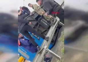Eyüpsultan'da cezaevi nakil aracı devrildi