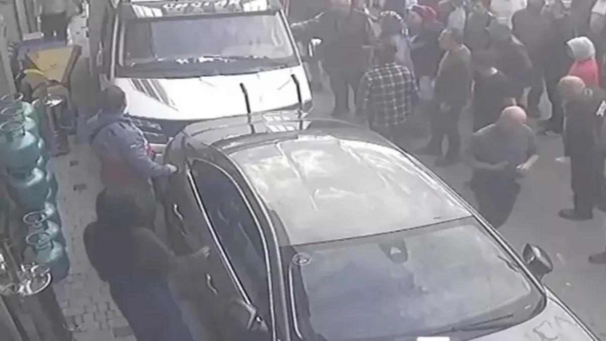 Kamyonet, otomobile çarptı; nöbet geçiren sürücü hastaneye kaldırıldı