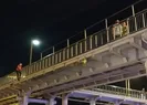 Metrobüs üst geçinde intihar girişimi kamerada!