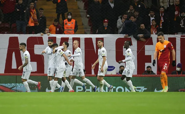 galatasaray-evinde-yeniden-maglup-cimbom-dusme-hattina-yaklasiyor-galatasaray-1-3-kasimpasa-mac-sonucu-ozet-1642705688231.jpg Galatasaray evinde yeniden mağlup! Cimbom düşme hattına yaklaşıyor! Galatasaray 1-3 Kasımpaşa (MAÇ SONUCU-ÖZET) - 7