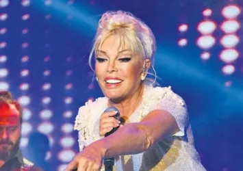 Ajda Pekkan, yeni dişleriyle dikkat çekti!