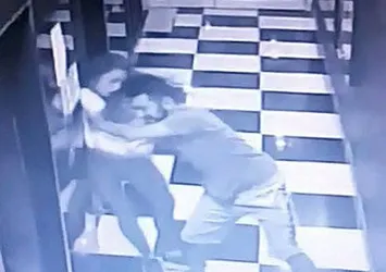 Arkadaşı itince asansör boşluğuna düştü! Yaşam savaşı veriyor...