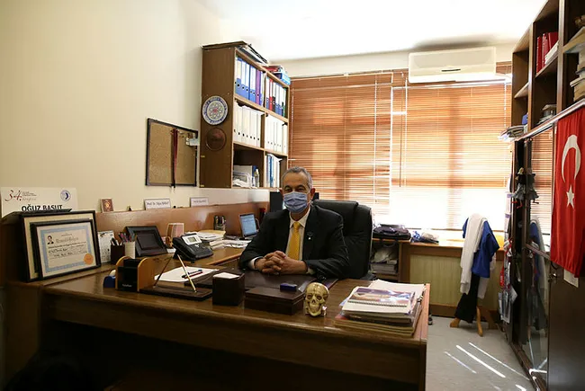 Ayağına serum bağlatıp ameliyata devam eden doktor Oğuz Basut: Benim sorumluluğumdaydı, bırakamazdım - 5