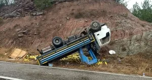 Kontrolden çıkan kamyonet ters döndü