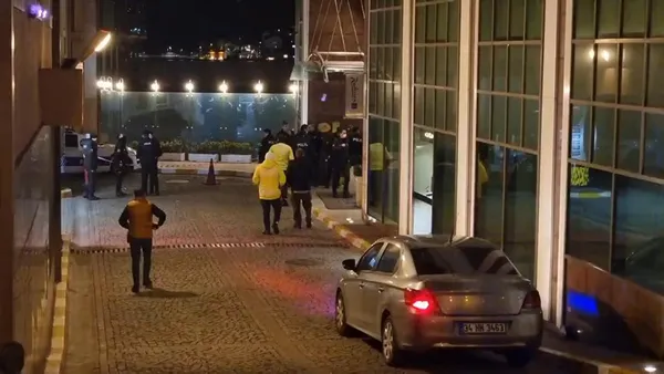 1646276672597.jpg Ortaköy'de otelin 7’inci katından düştü! Bir kişi gözaltına alındı - 2