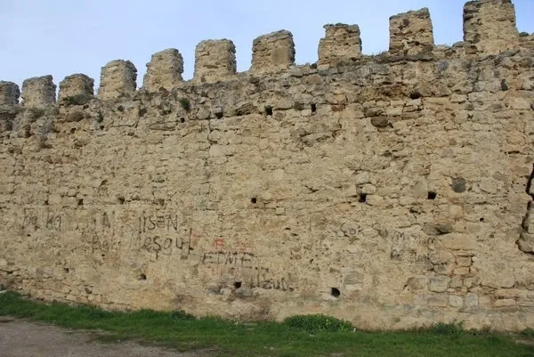 Sinop’ta ‘UNESCO Dünya Mirası Geçici Listesi'nde yer alan surlarda utanç yazıları - 1