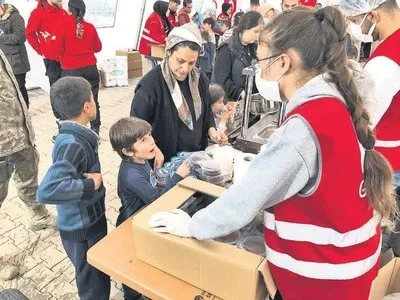 Turkuvaz Medya deprem bölgesinde iftar çadırı açtı: Bu zor günleri el birliğiyle atlatacağız - 1