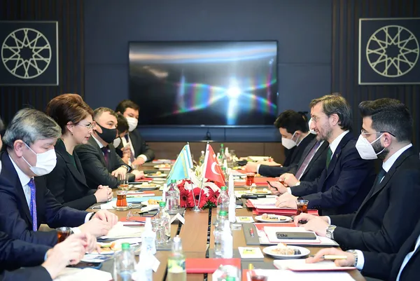 İletişim Başkanı Altun Kazak Bakan Balayeva ile bir araya geldi