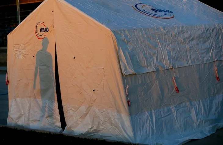 Denizli’de depremzedeler çadırlara yerleşmeye başladı