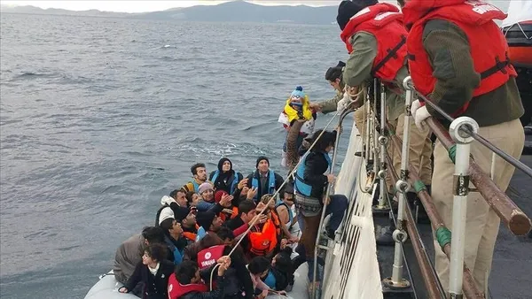 1695749582058.jpg Muğla’da düzensiz göçmen operasyonu! Bodrum açıklarında 13 kişi yakalandı - 2