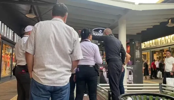 izmitte-dehsete-dusuren-olay-kadin-magazasinda-iceriyi-mi-gozetliyorsun-kavgasi-1655808854139.jpg İzmit’te dehşete düşüren olay! Kadın mağazasında "İçeriyi mi gözetliyorsun" kavgası - 2