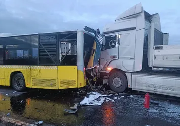Son dakika: İstanbul'da feci kaza! TIR yol bakım aracı ve İETT otobüsüne çarptı