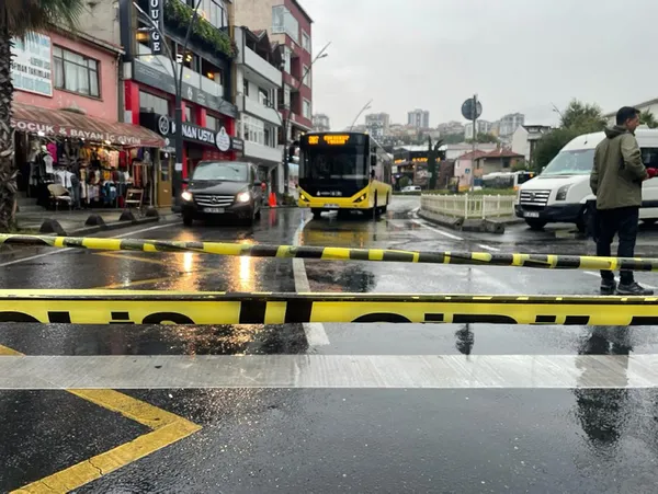 istanbulda-iett-otobusu-gectigi-sirada-rogar-coktu-1661415863720.jpg İstanbul’da İETT otobüsü geçti yol çöktü! Otobüsün ön lastikleri göçüğe girdi - 2