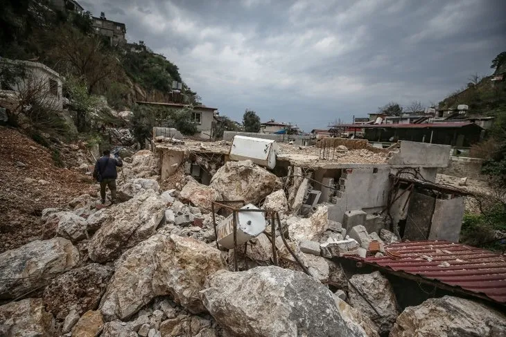 Deprem değil ama kayalar yıktı! Dehşete düşüren görüntüler | Ev ve arabalar böyle görüntülendi