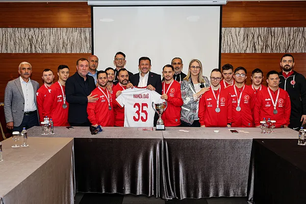 cumhur-ittifaki-izmir-adayi-hamza-dag-dunya-ikincisi-ozel-sporcularla-bulustu-kendi-evlatlarimiz-gibi-1711565897110.jpg Cumhur İttifakı İzmir adayı Hamza Dağ dünya ikincisi özel sporcularla buluştu: Kendi evlatlarımız gibi...