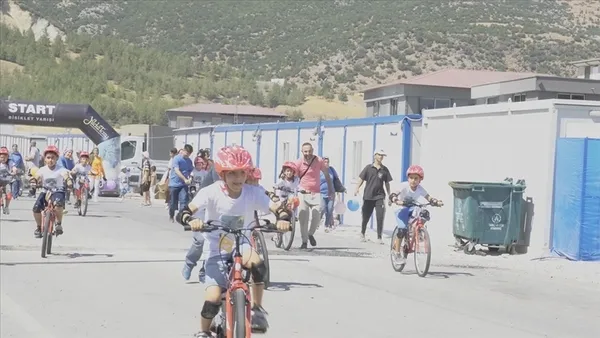 1695101800404.jpg Yıldız Tozu ekibi depremzede çocukların yüzünü güldürdü! Festival tadında bisiklet yarışı - 2