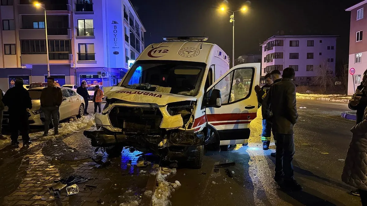 Bartın'da feci kaza! Ambulans ile otomobil çarpıştı: Çok sayıda yaralı var