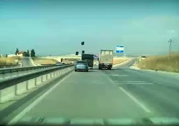 Kamyonun kasasından yola fırladı facia ucuz atlatıldı