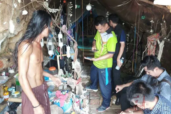 Mağarada çekilen çıplak fotoğraflar olay yarattı 6