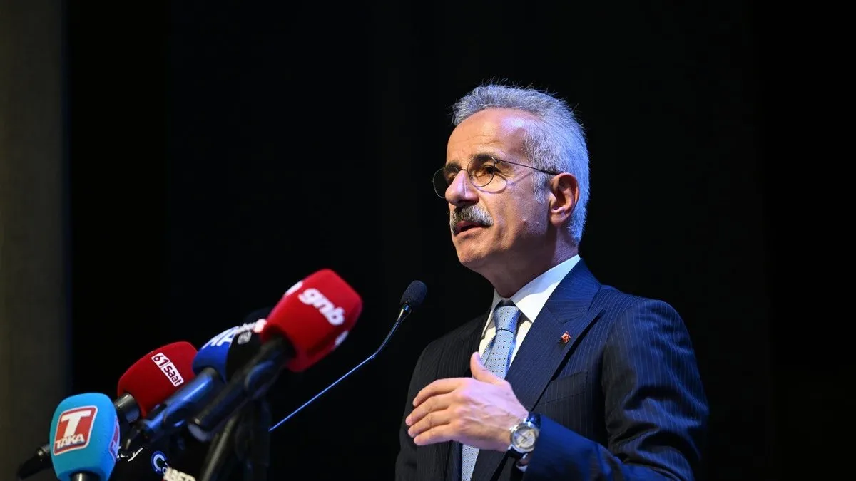Bakan Uraloğlu duyurdu: Deniz üzerine yeni havalimanı geliyor