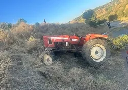 Devrilen traktörün altında kalan sürücü hayatını kaybetti