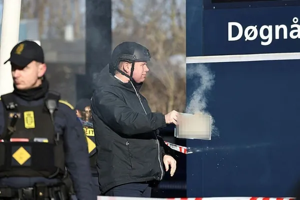 İsveç’te Kur’an-ı Kerim yakan Rasmus Paludan bu kez Kopenhag’da yaktı! Her cuma Kur’an yakacağım demişti