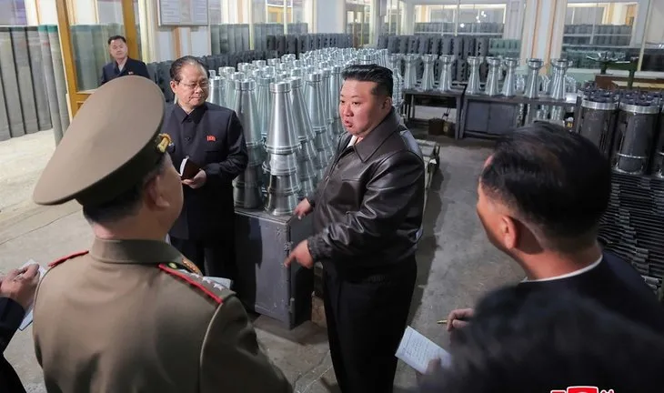 Kuzey Kore’de açılış töreninde fiyasko! Deniz destroyeri yan yattı Kim Jong Un küplere bindi