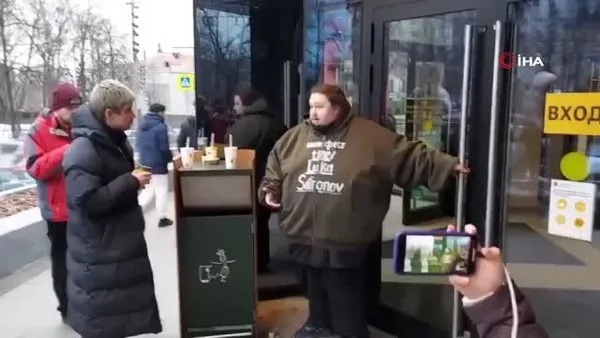 1647228472400.jpeg Ünlü Rus ressamın oğlu piyanist Luka Zatravkin'den görülmemiş eylem! Kendini Mc Donald’s'ın kapısına kelepçeledi - 1